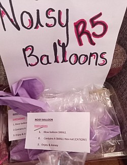 Noisy balloons ( contains small nut)